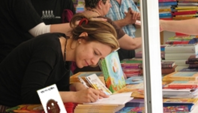 Las novedades son bien recibidas en la Feria del Libro de Valencia